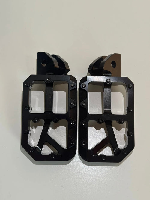 Black foot pegs (fits all bikes)￼