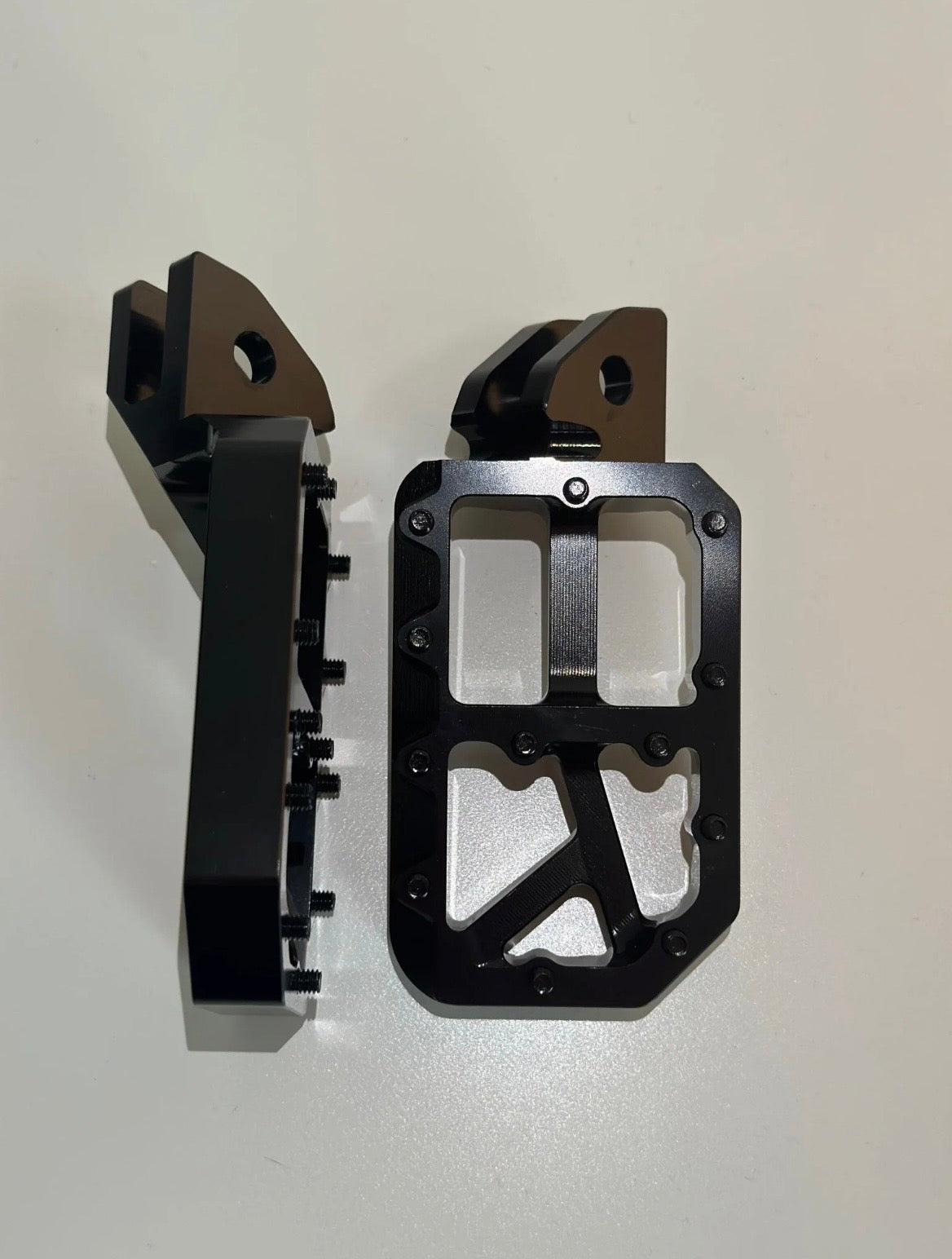 Black foot pegs (fits all bikes)￼
