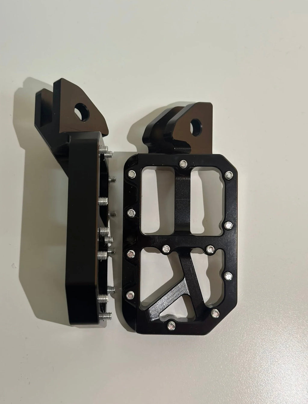 Black foot pegs (fits all bikes)￼