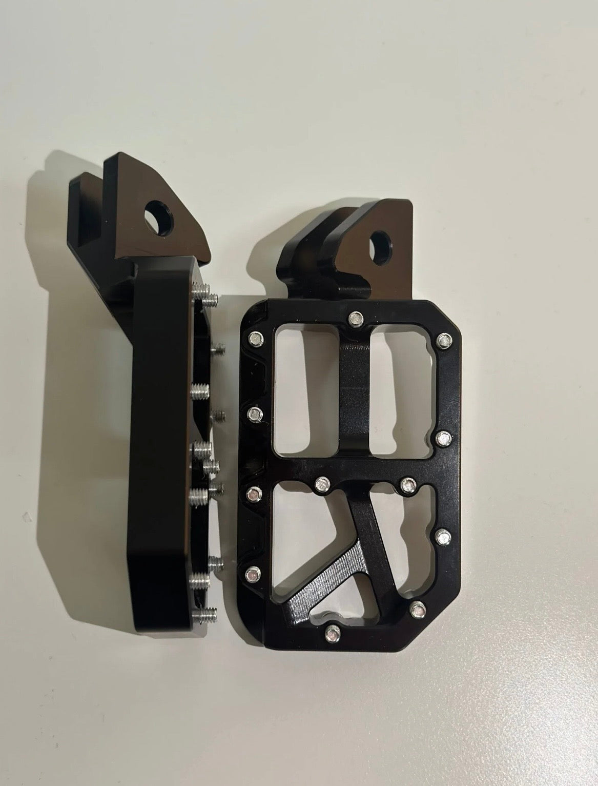 Black foot pegs (fits all bikes)￼