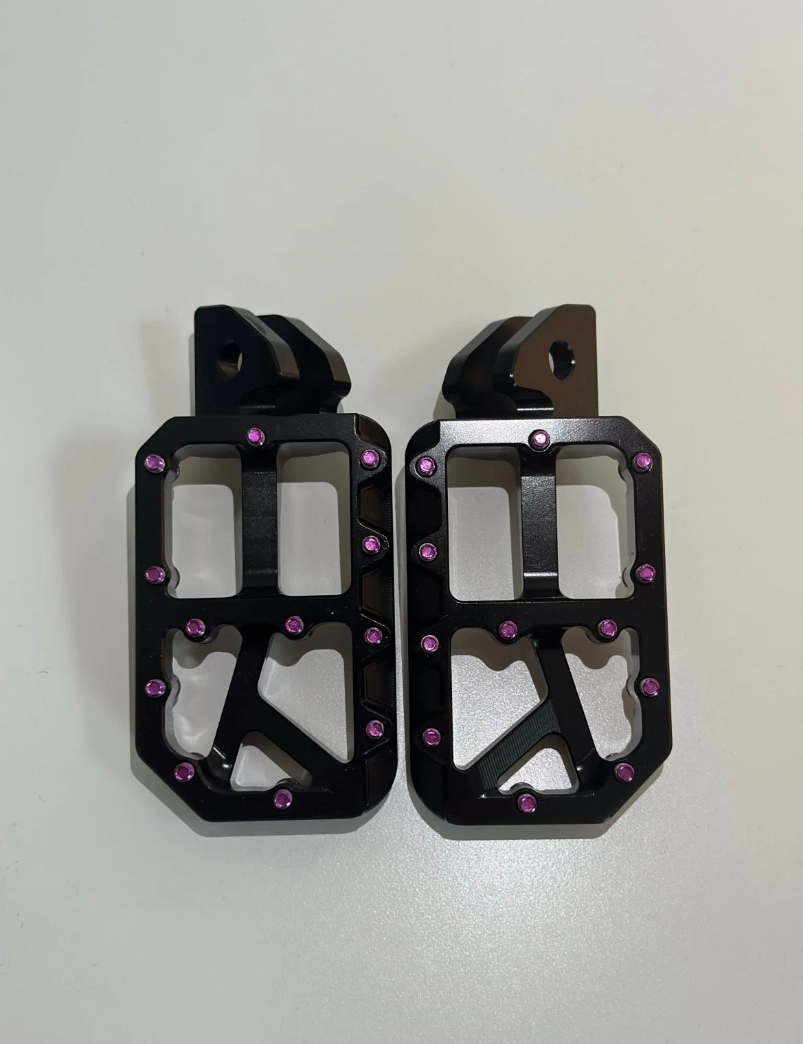 Black foot pegs (fits all bikes)￼