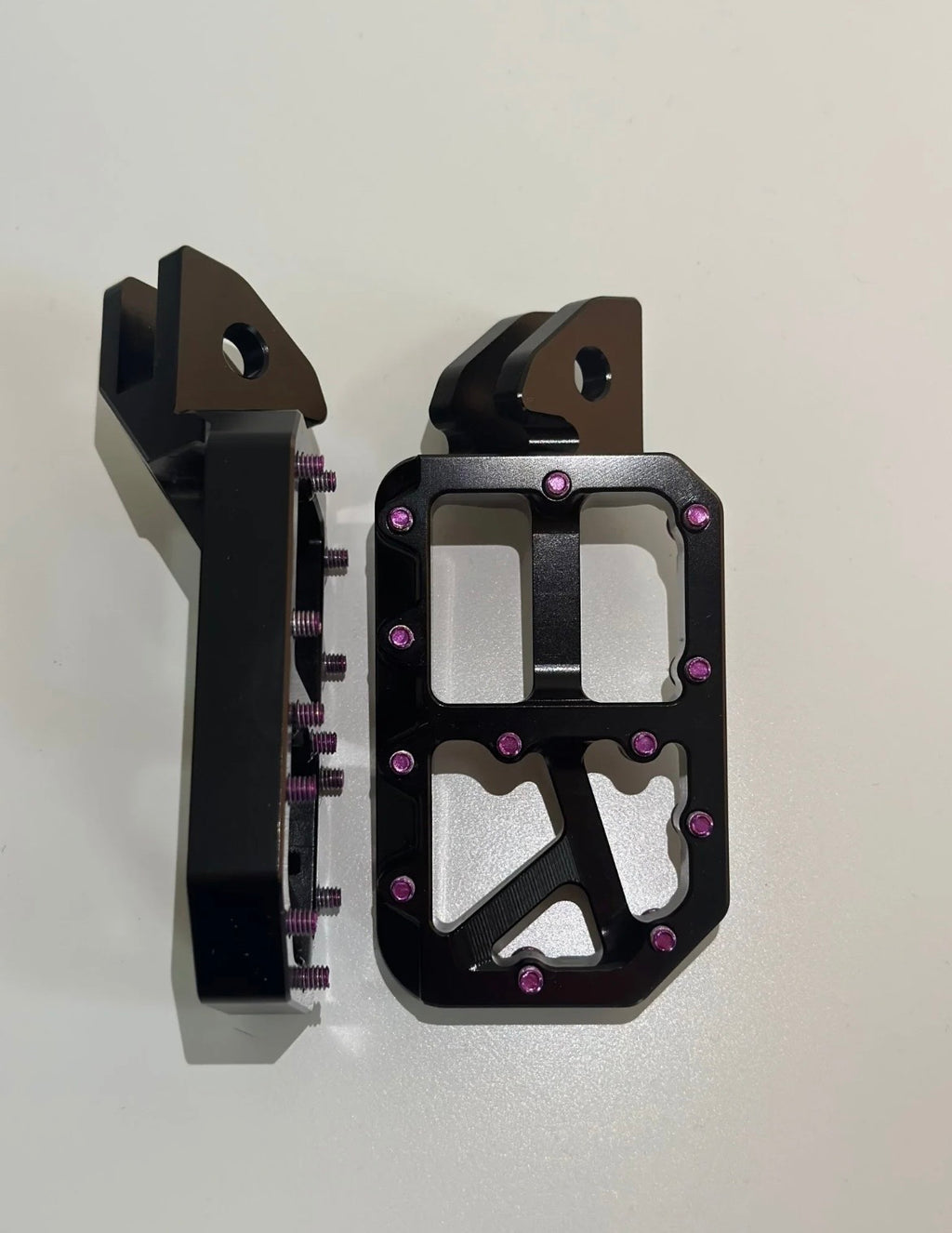 Black foot pegs (fits all bikes)￼