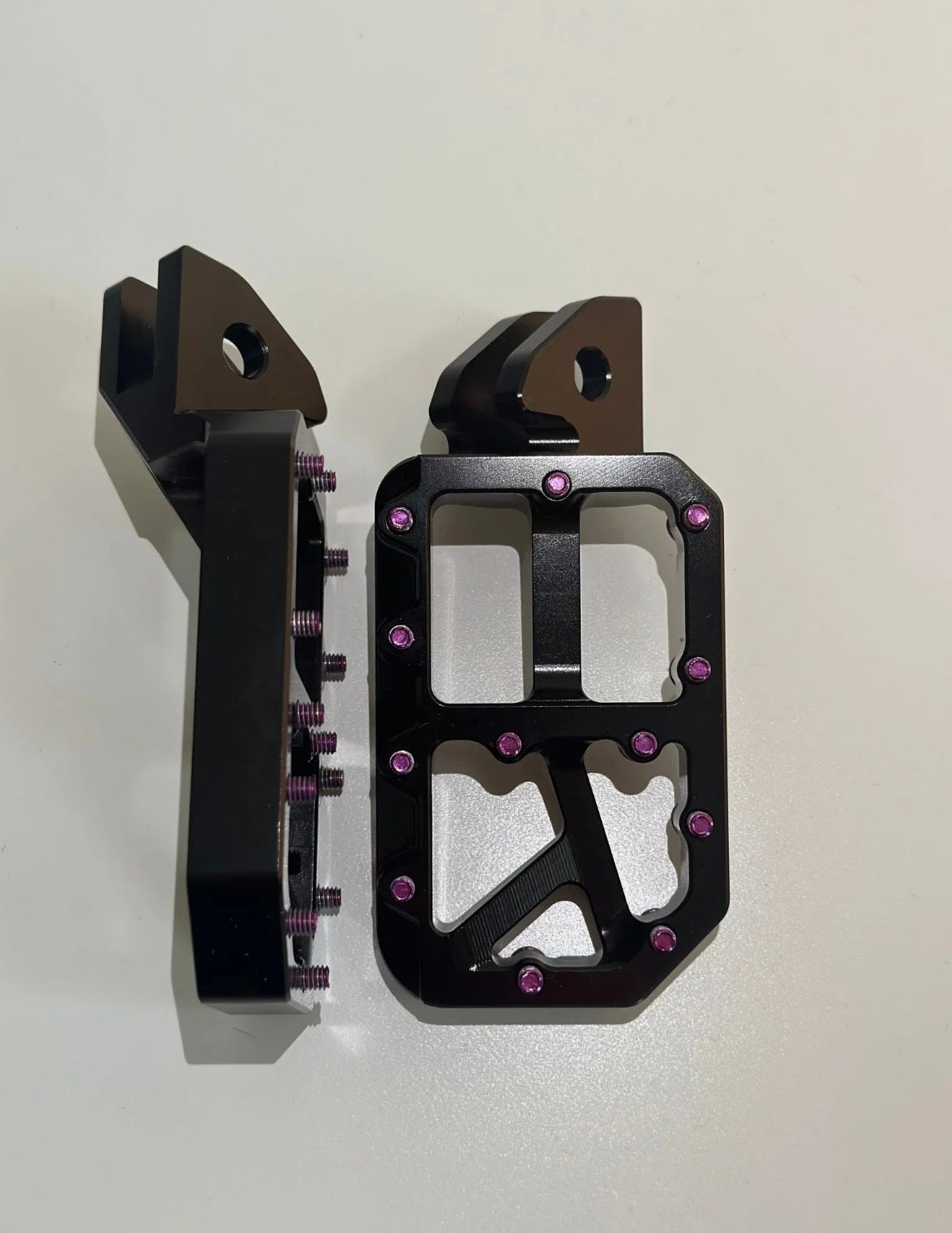 Black foot pegs (fits all bikes)￼