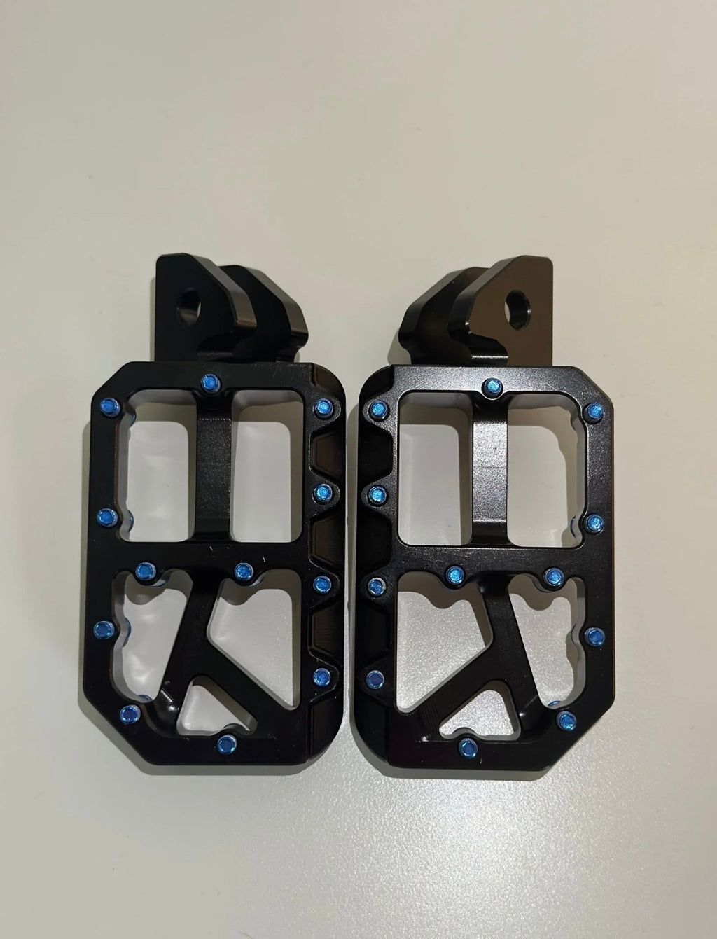 Black foot pegs (fits all bikes)￼
