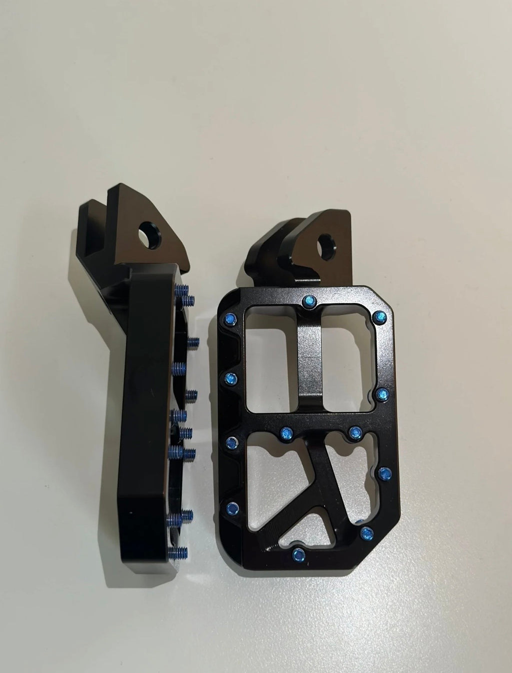 Black foot pegs (fits all bikes)￼