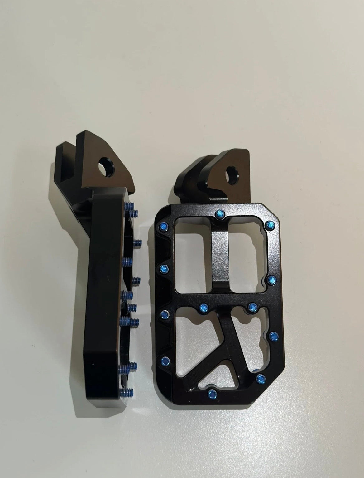 Black foot pegs (fits all bikes)￼