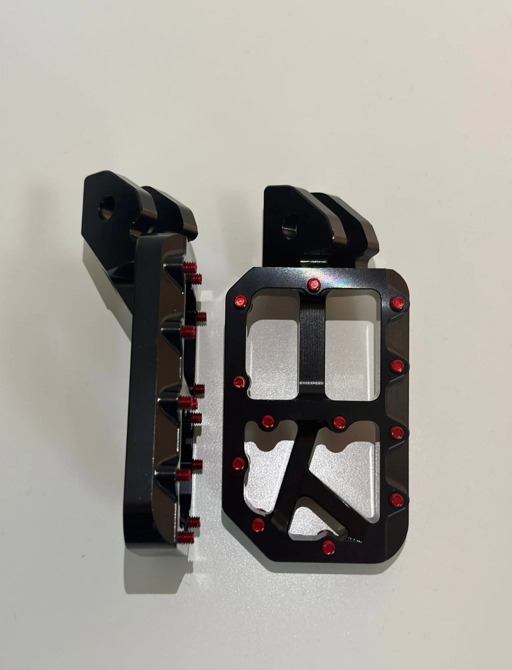 Black foot pegs (fits all bikes)￼
